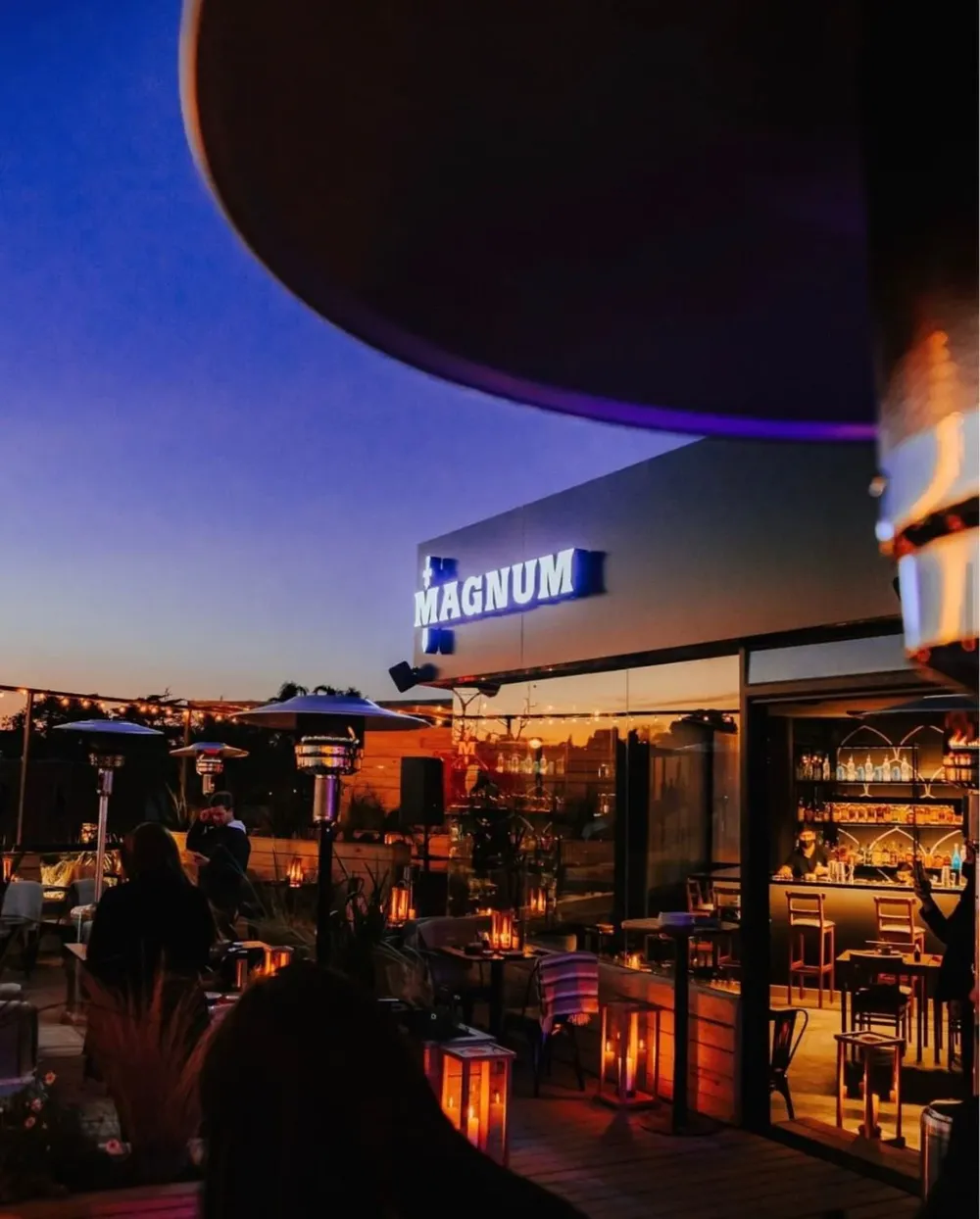 Fachada de uno de los locales de Magnum