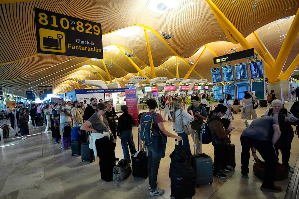 Largas colas en el Aeropuerto de Barajas en Madrid.