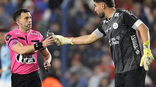 Joaquín Silva, golero de Plaza Colonia, le entrega la petaca a Santiago Motta