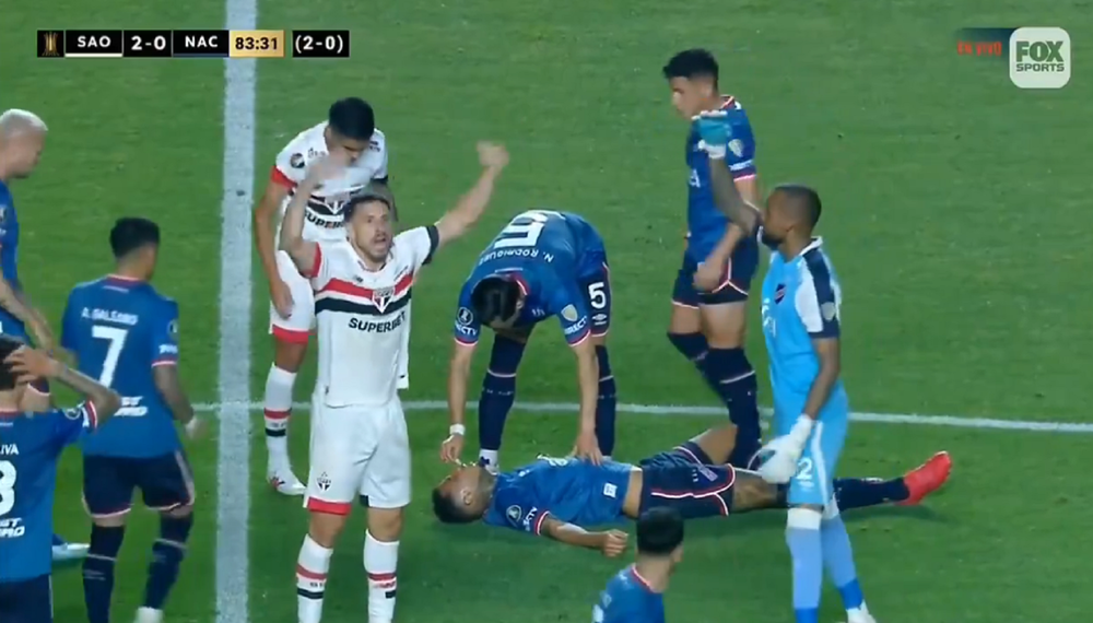 El momento en el que Izquierdo se desploma y los jugadores de Nacional y San Pablo piden ayuda