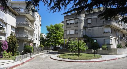 Edificios art decó, pasadizos curvos y viviendas interrelacionadas: así es el microbarrio que creó un arquitecto uruguayo inspirado en las ciudades jardín europeas