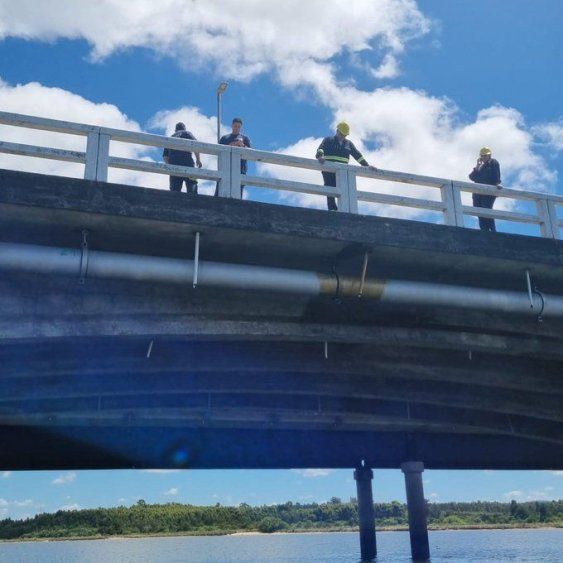 Tubería sobre el puente del arroyo Solís Chico