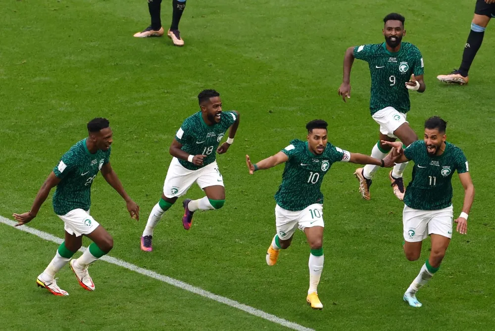 Salem Al-Dawsari, con la camiseta número 10, celebra su gol contra Argentina