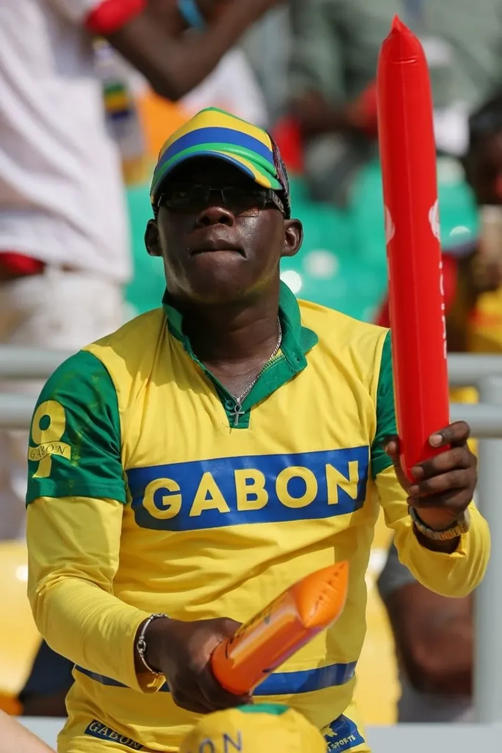 Hincha gabonés en el Stade dAngondjé, de Libreville