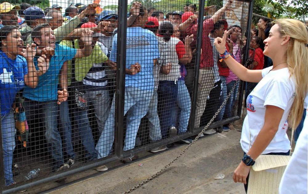 Lilián Tintori asegura que la quisieron matar a ella y la bala se desvió.