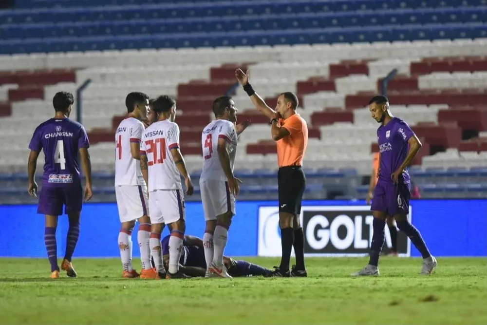La expulsión de Bergessio ante Defensor Sporting