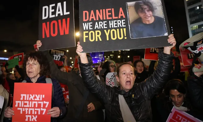 Manifestantes en las calles de Tel Aviv pidieron un pronto acuerdo con Hamas para la liberación de los rehenes.