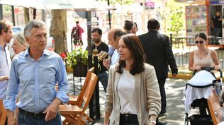 Soledad Martínez junto a Mauricio Macri el año pasado en una recorrida de campaña por Vicente López