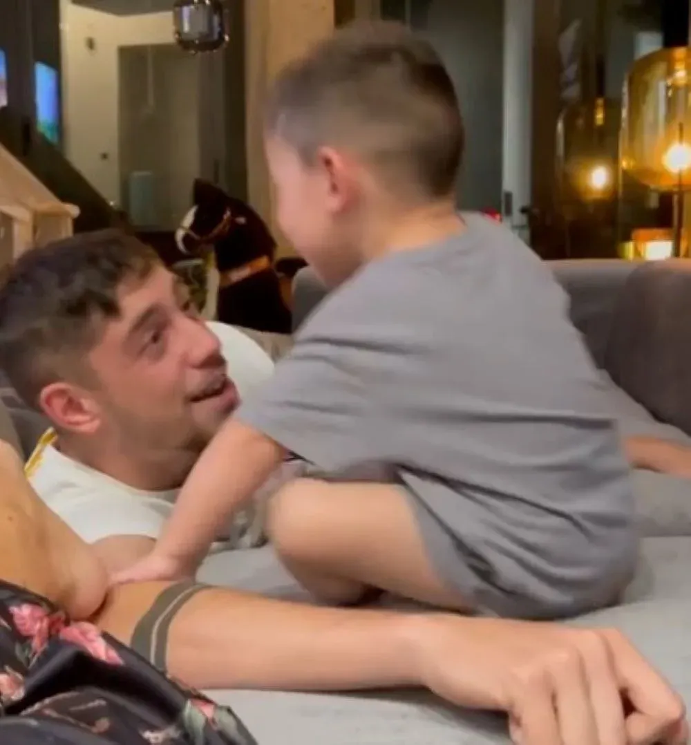 Federico Valverde jugando con su hijo Benicio al regreso a Madrid