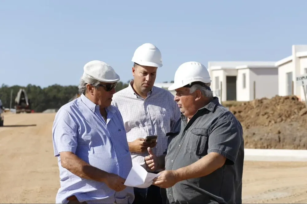 Enrique Antía en obras por realojo a familias del asentamiento Kennedy