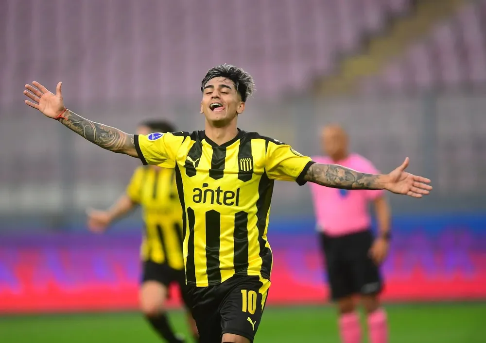 Facundo Torres celebra el 2-0 para Peñarol; luego saldría lesionado