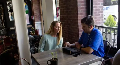 Jay McKee, 44 años,, vicepresidente de Sachse Construction, en reunión con su mentora,, Erika Lawson, de 28 años.