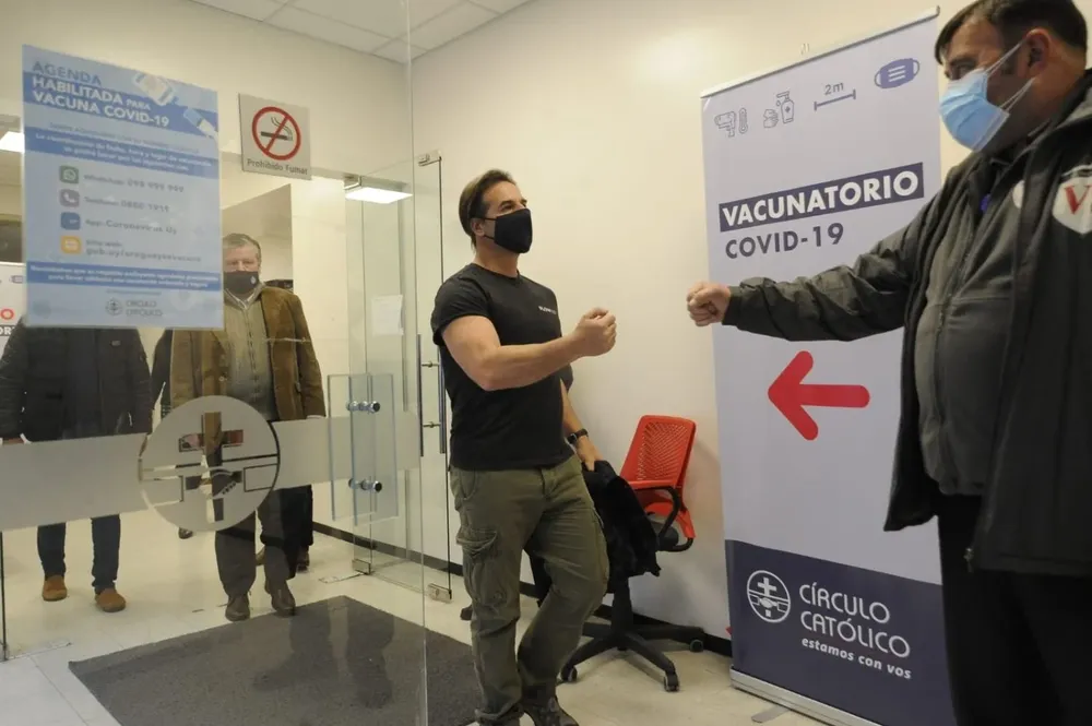Lacalle Pou recibió este sábado la tercera dosis de Pfizer