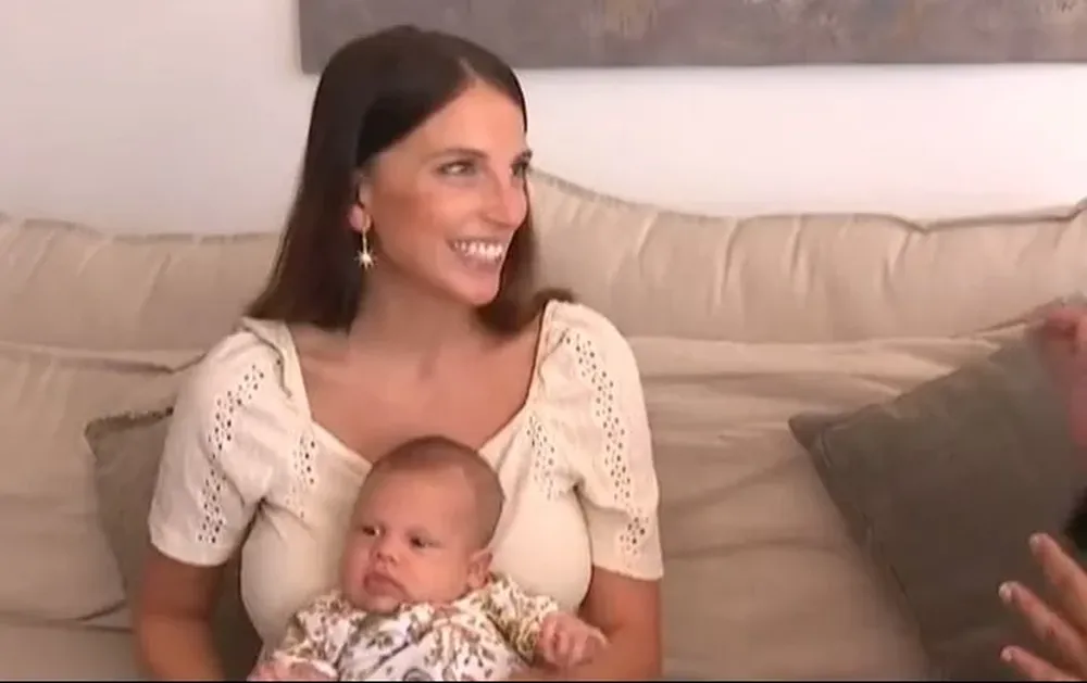 Jimena Sabaris junto a su hijo Lorenzo