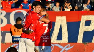 Gonzalo Petit y Nicolás López celebra el gol del juvenil y el tercero de los tricolores