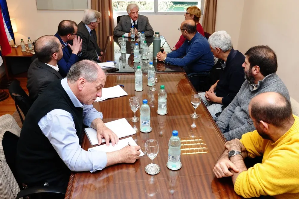 El presidente Tabaré Vázquez, junto a ministros y dirigentes del PIT-CNT