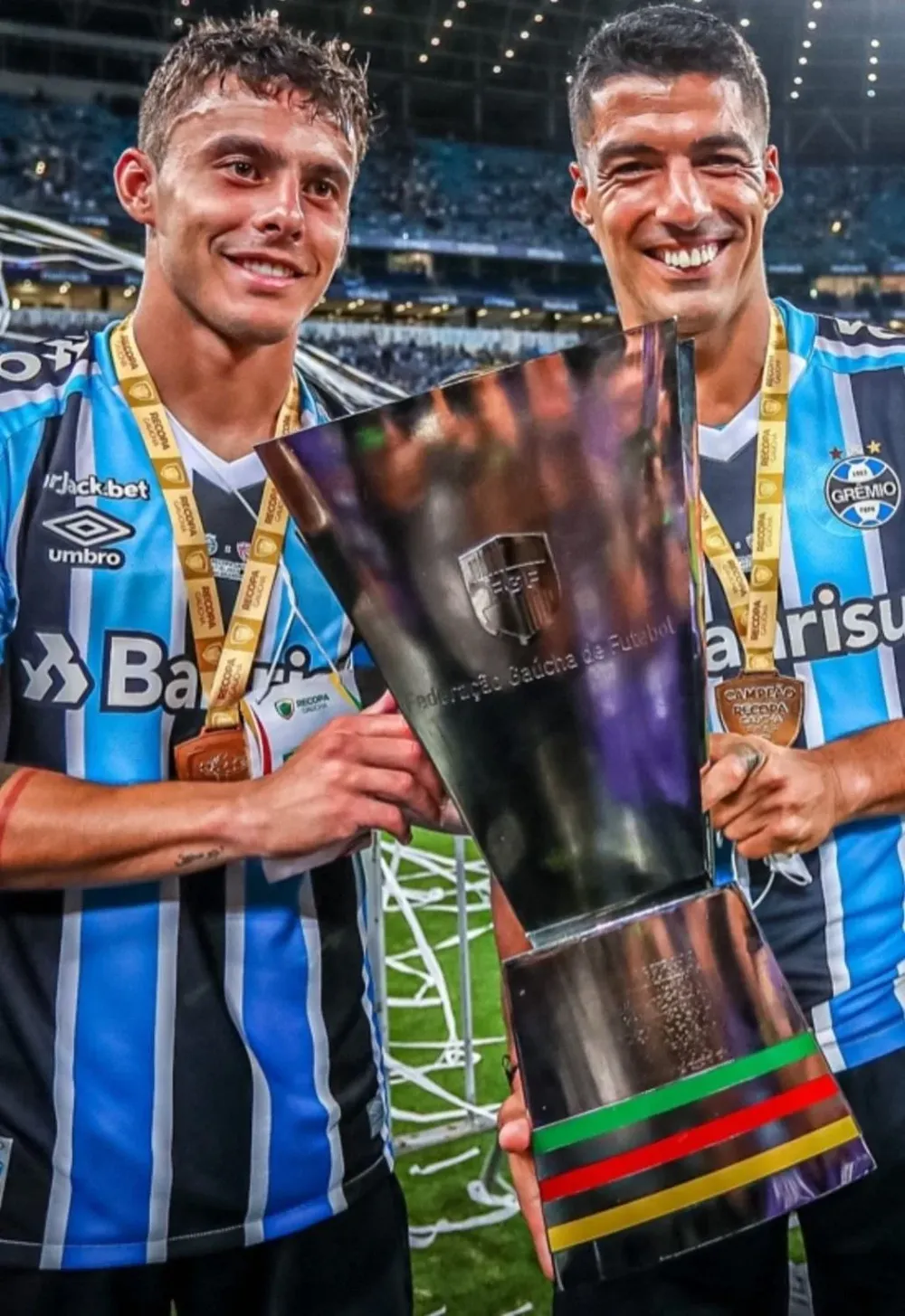 Suárez junto a Carballo y su primer título en Gremio: la Recopa Gaúcha