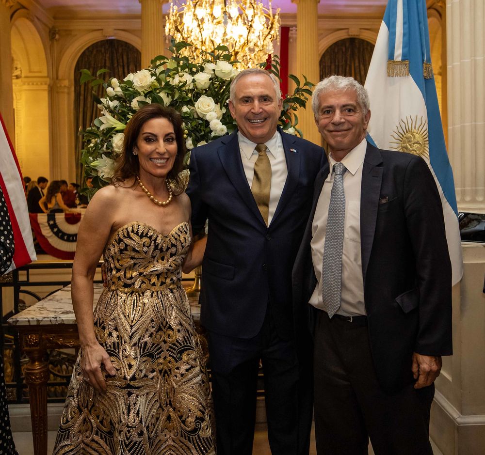El embajador de los Estados Unidos Marc Stanley y su esposa Wendy Hillebrand junto al ministro de Justicia Mariano Cuneo Libarona