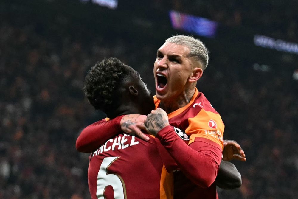 El festejo de Lucas Torreira con el colombiano Davinson Sánchez El festejo de Lucas Torreira con el colombiano Davinson Sánchez