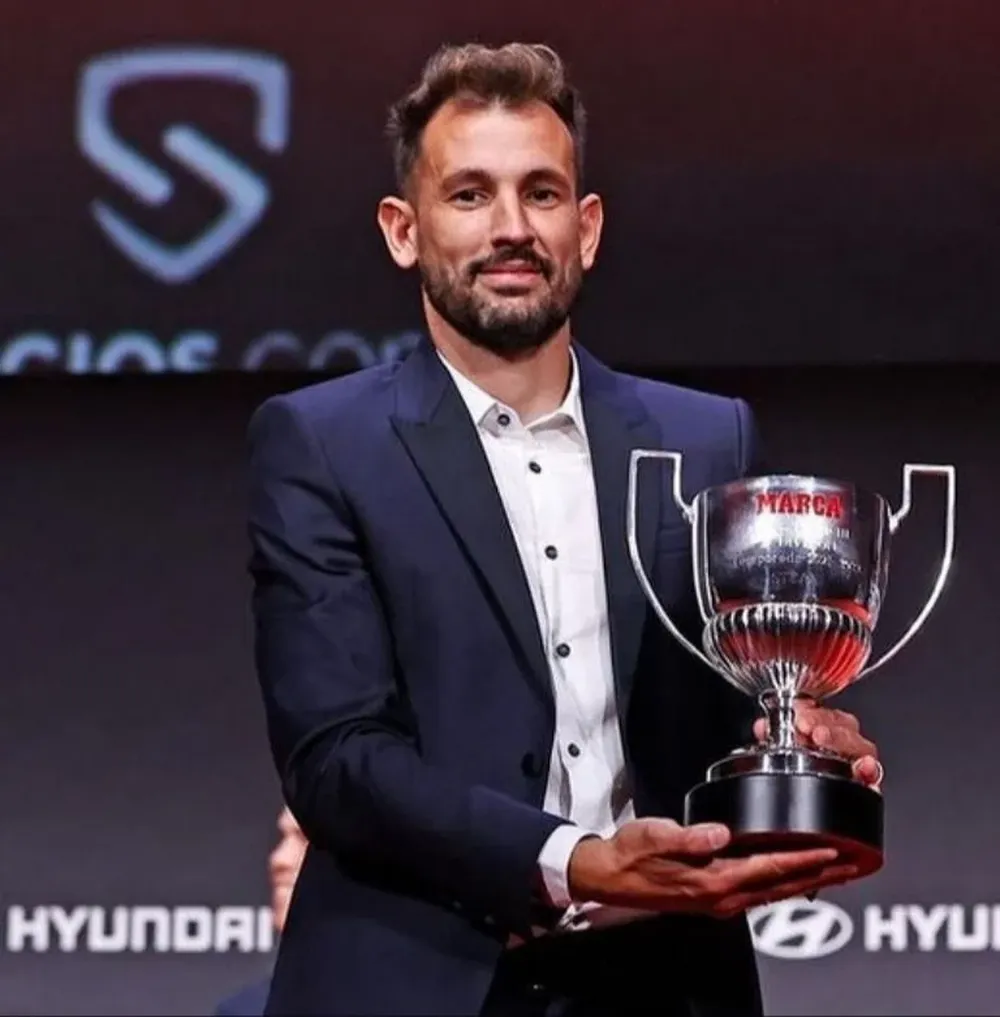 Cristhian Stuani muestra orgulloso el trofeo de máximo goledor de la Segunda división española