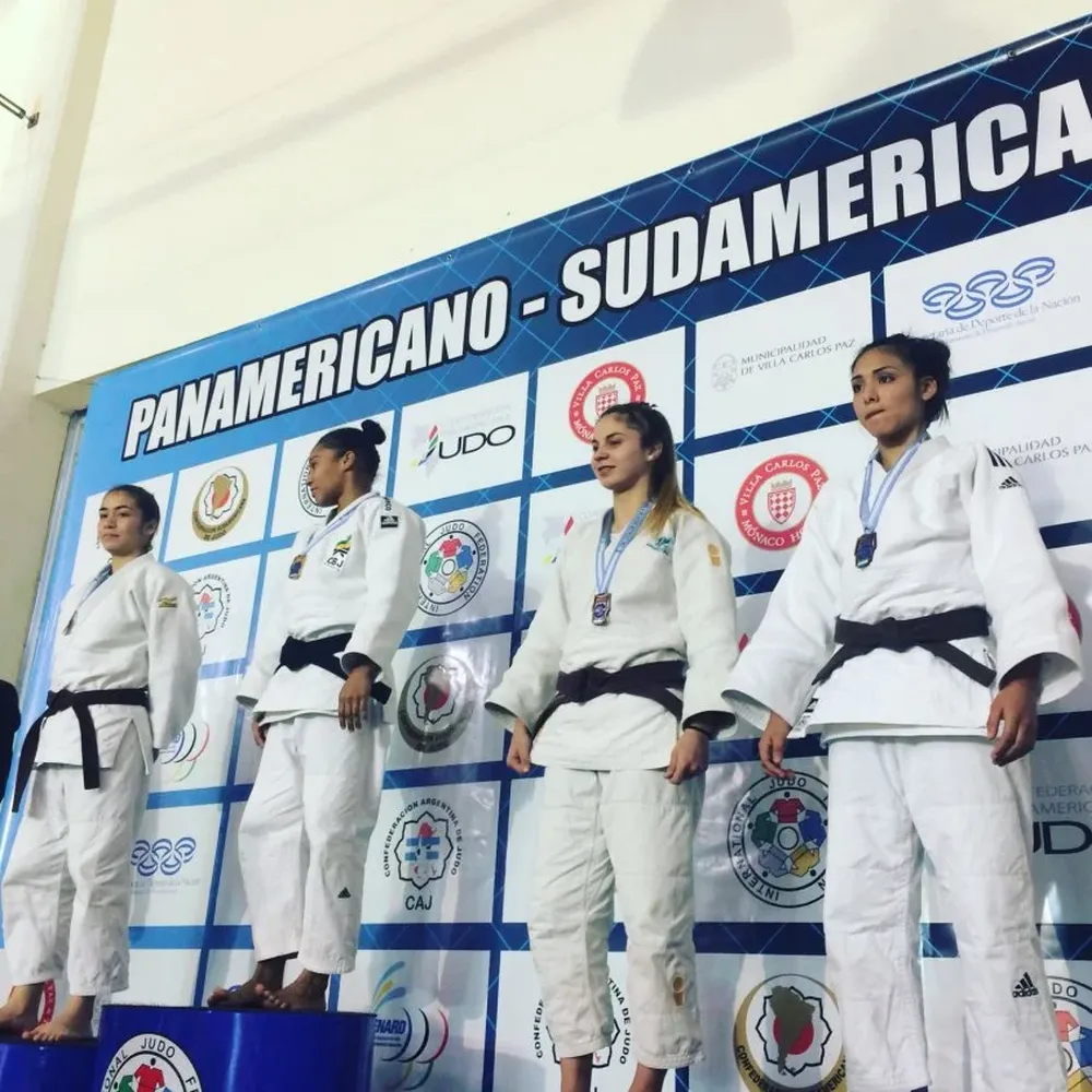 Tamara García (D) en el podio