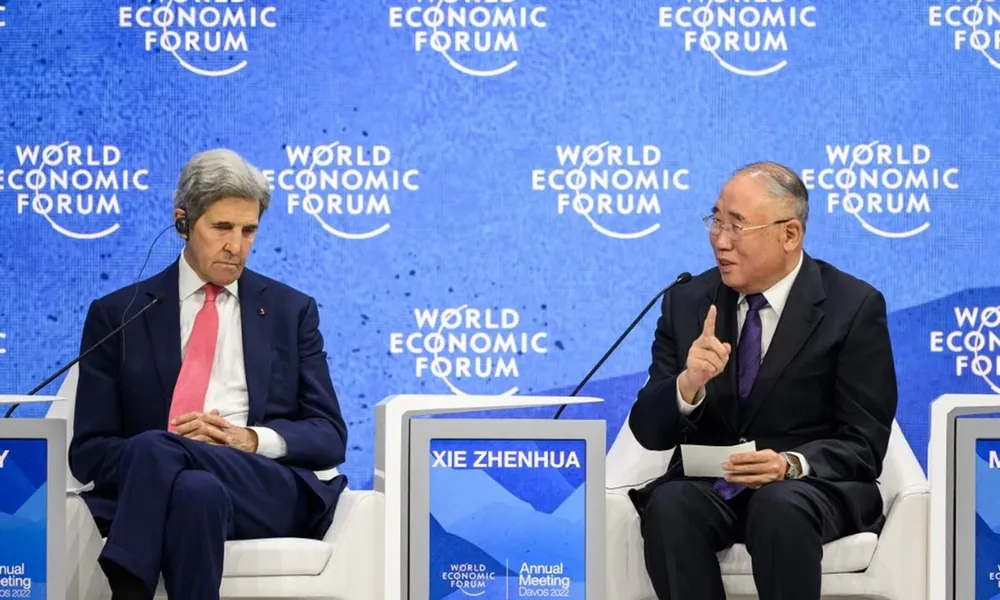 Los representantes de Estados Unidos, John Kerry, y de China, Xie Zhenhua, en el foro de Davos.