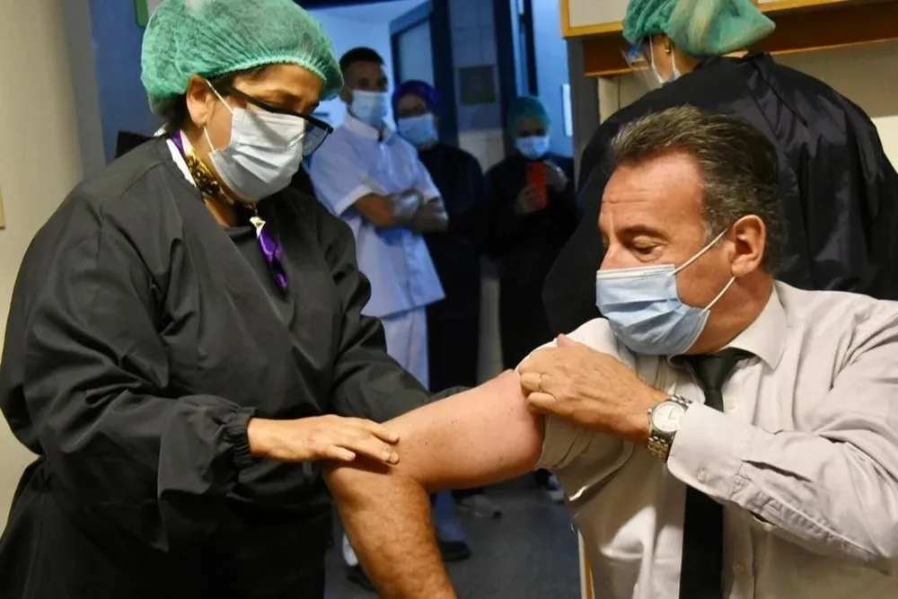 Daniel Salinas, de los primeros vacunados en el gobierno contra el covid-19