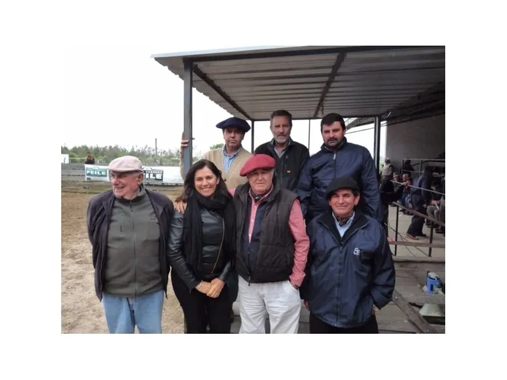 Integrantes y amigos de la cabaña junto al equipo del escritorio rematador