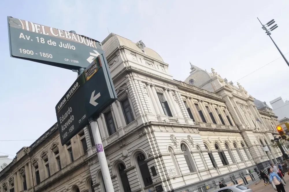 Fachada de la Facultad de Derecho (UdelaR). Archivo