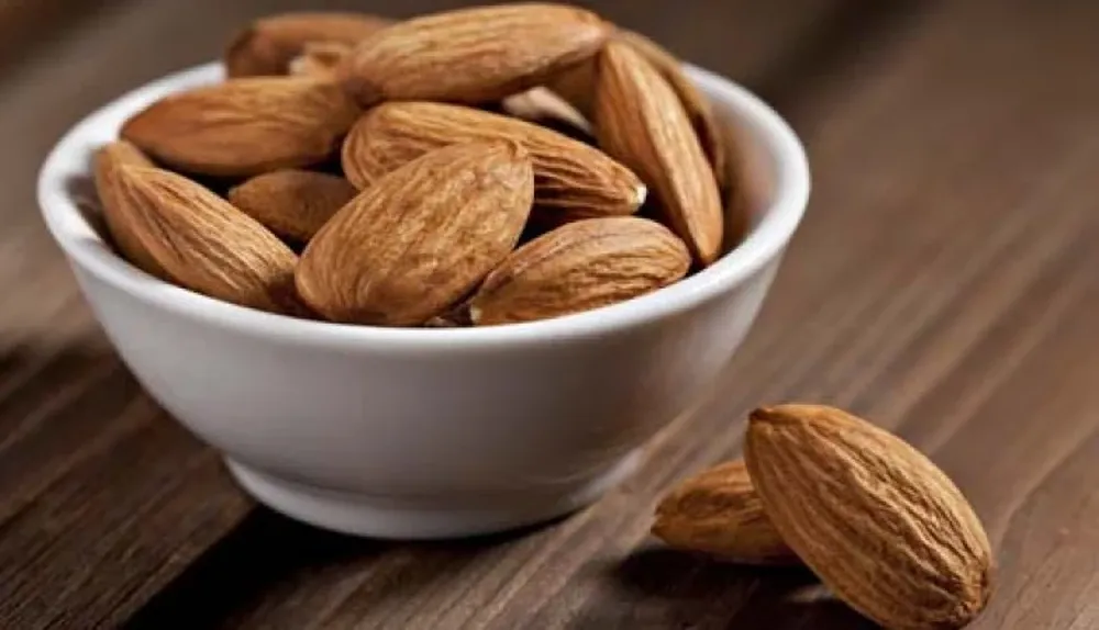 Comer siete almendras entre las comidas fuertes es saludable y reduce el apetito