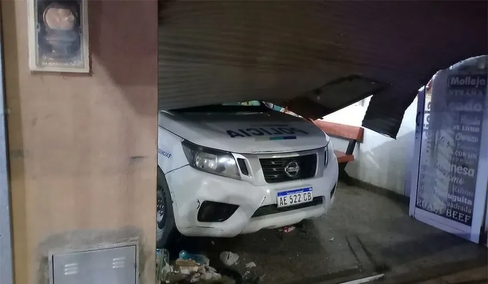 Cañuelas: dio marcha atrás con su patrullero, entró a una carnicería y destruyó todo