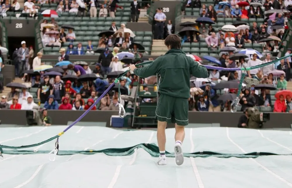 Un clásico de Wimbledon, la lluvia y la cancha tapada