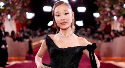 ariana grande se baja de un musical para tomarse un descanso debido al cuestionamiento publico interminable al que se siente sometida