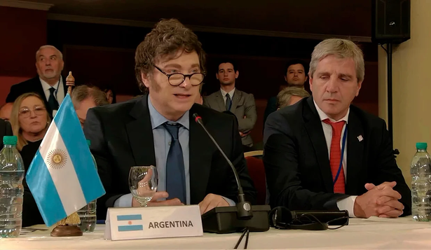 El presidente Javier Milei, acompañado por le ministro de Economía, Luis Caputo, exposu en la Cumbre del Mercosur.&nbsp;