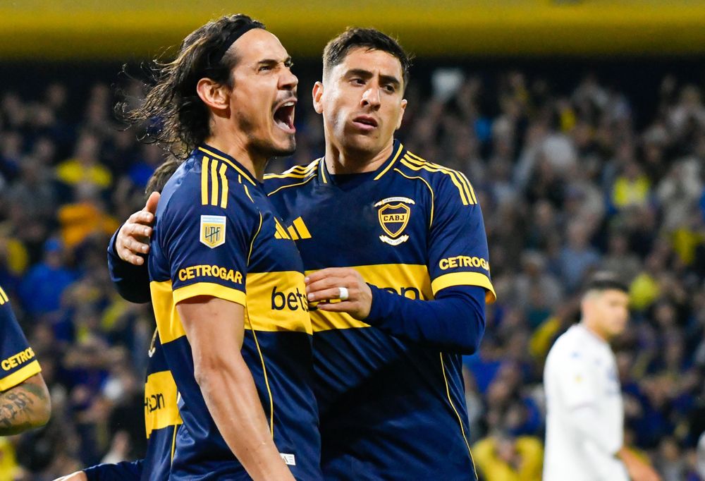 Edinson Cavani festejando su gol ante Tigre