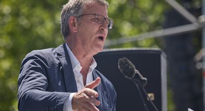 El líder del PP, Alberto Núñez Feijóo, en el acto en la Puerta de Alcalá