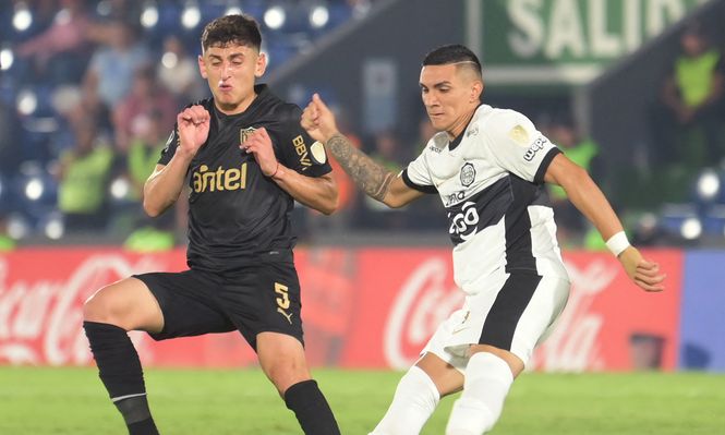 Ignacio Sosa de Peñarol ante Hugo Fernández de Olimpia por Copa Libertadores