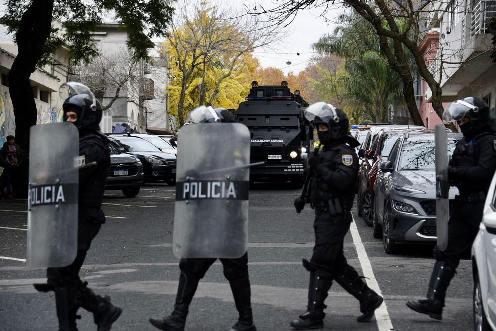Operativo policial desplegado en las afueras del Liceo Zorrilla