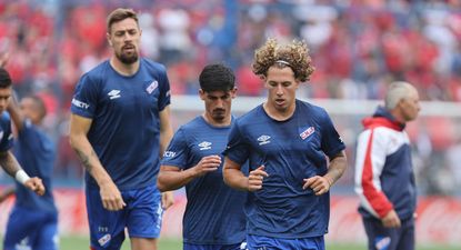 Sebastián Coates y Luciano Boggio de Nacional en el calentamiento previo a la final de la Liga AUF Uruguaya ante Peñarol