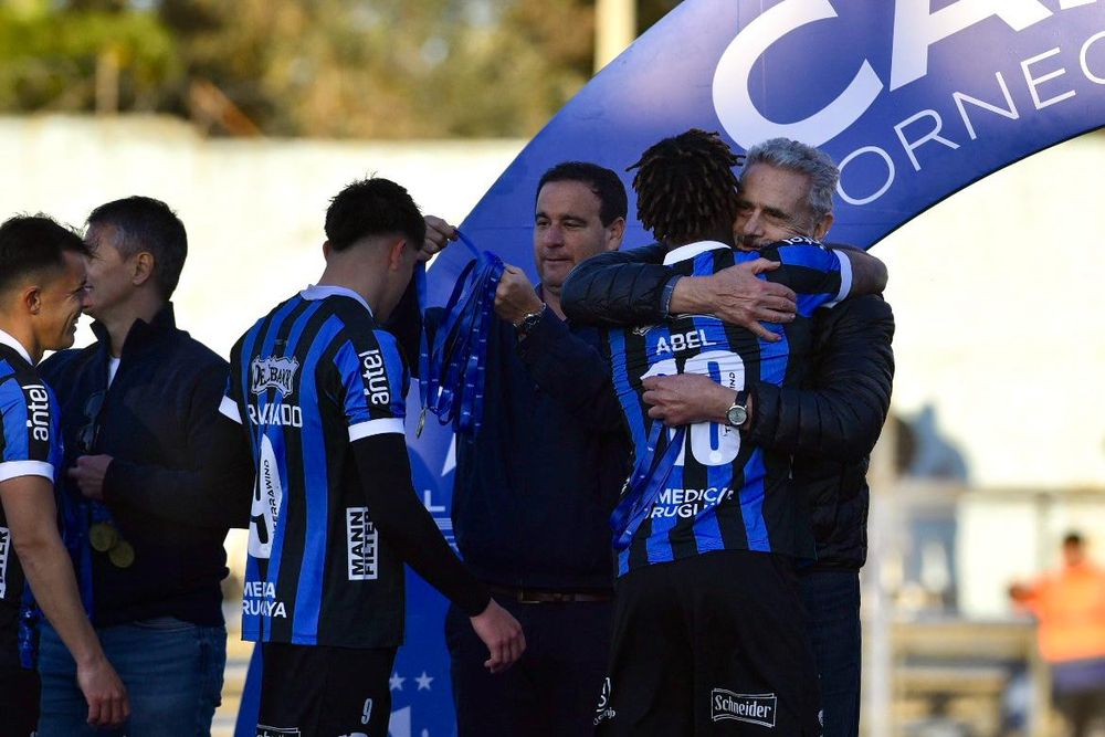 Abel Hernández abraza al presidente de Liverpool, José Luis Palma, al recibir su medalla de campeón del Torneo Apertura