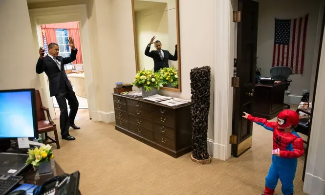 Barack Obama se deja ser capturado por el hijo de un miembro del personal de la Casa Blanca en la Oficina Oval exterior. 26/12/2012