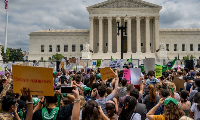 Manifestantes fuera de la Corte Suprema en Washington