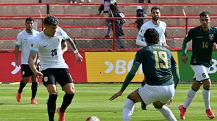 Maximiliano Araújo de Uruguay ante Efraín Morales de Bolivia por Eliminatorias