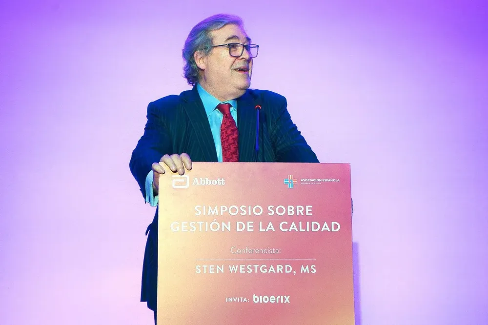 Dr. Julio Martínez, gerente general de la Asociación Española