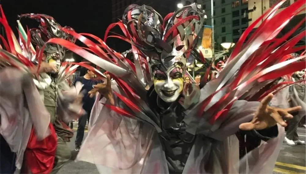 Los conjuntos desfilan en 18 de Julio dando inicio al Carnaval más largo del mundo.