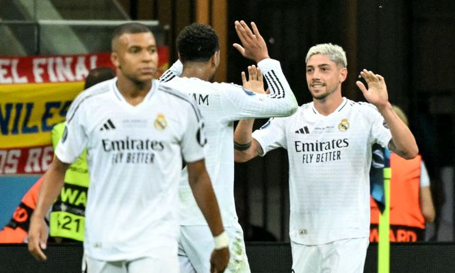 Federico Valverde celebra su gol para Real Madrid con Jude Bellingham en el debut de Kylian Mbappe&nbsp;