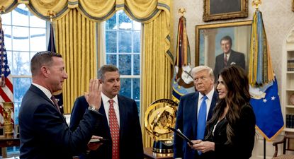 Sean Curran asumió su cargo en una ceremonia en la Casa Blanca junto a Trump y Noem