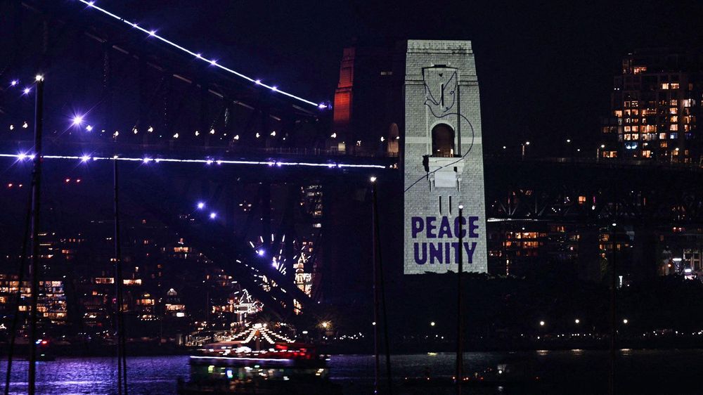 Un mensaje que decía "Paz, Unidad" fue proyectado en el pilón del puente del puerto de Sídney, mientras la ciudad esperaba la cuenta regresiva de medianoche.