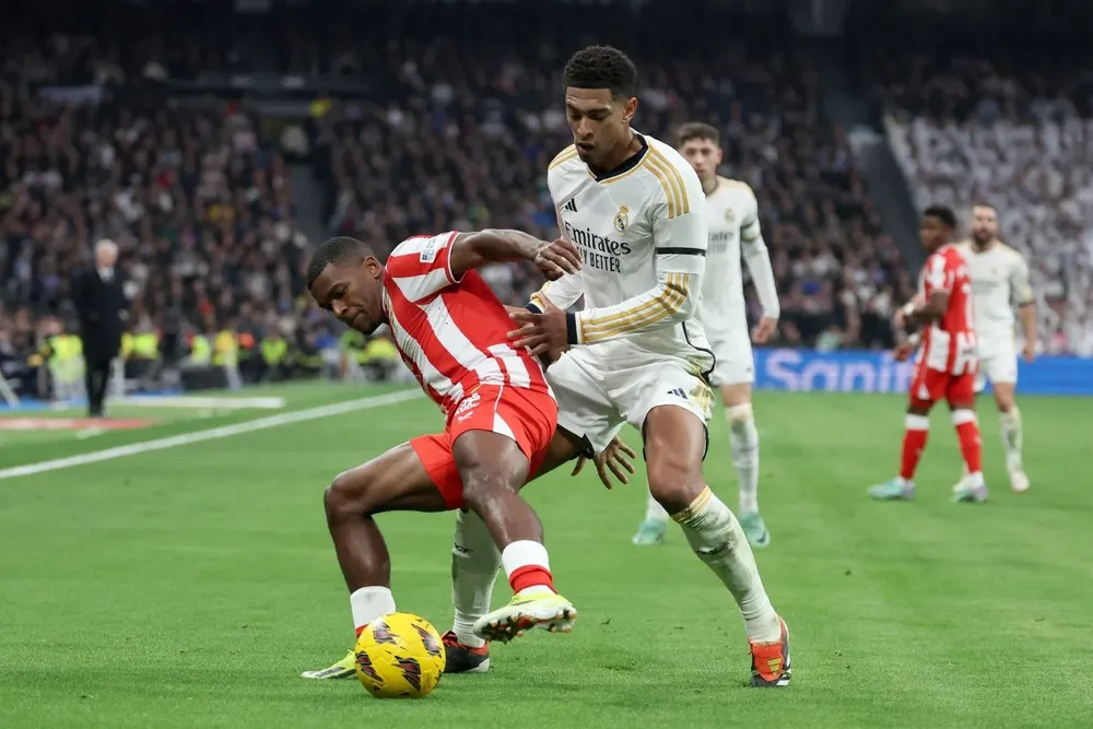 Sergio Akieme y Jude Bellingham