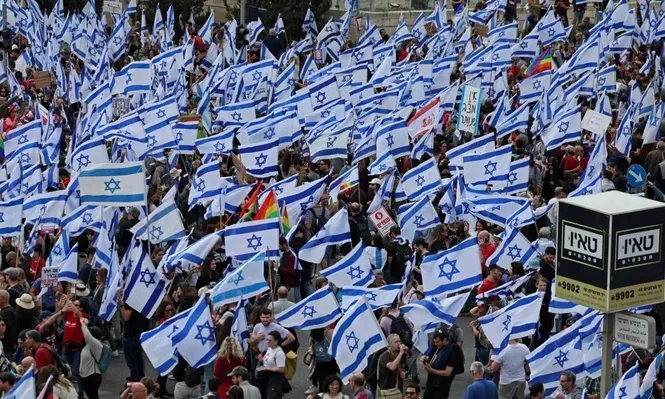 La protesta registrada en Tel Aviv congregó una multitud que algunos medios locales cifraron en más de 100.000 manifestantes